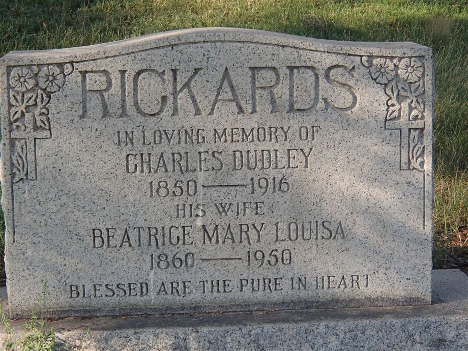 Béatrice Mary Louise Rickards était née à Grafton Ontario; elle est décédée chez une de ses filles Kitty le 12 mars 1950, étant dans sa  90e année. Ses cendres ont été transportées à Calgary et enterrées à coté de son mari Charles Dudley Rickards. Photo Richard Haskell
