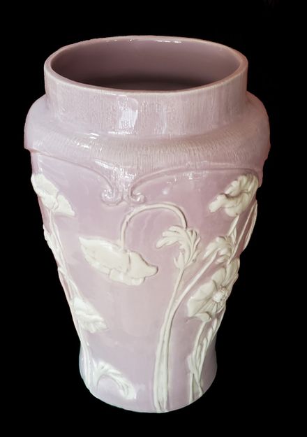 Ravissant vase au motif floral, fait par Béatrice Rickards. Il a  33 cm  de haut et a pu  servir de  porte-parapluie à l'occasion.  Collection et photo Bruce Harling.