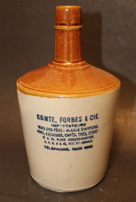 Cruche pour le vin, Insculpée BRANTFORD, c. 1904. Le Lovell's Directory indique Comte, Forbes & Co. à ces adresses de Montréal seulement pour 1904. La compagnie était la seule autorisée à importer le vin des pères blancs d'Afrique! En 1886, avait lieu le premier départ d’un futur Père Blanc Canadien pour Alger, le montréalais John Forbes, un parent peut-être de l'associé de Comte.